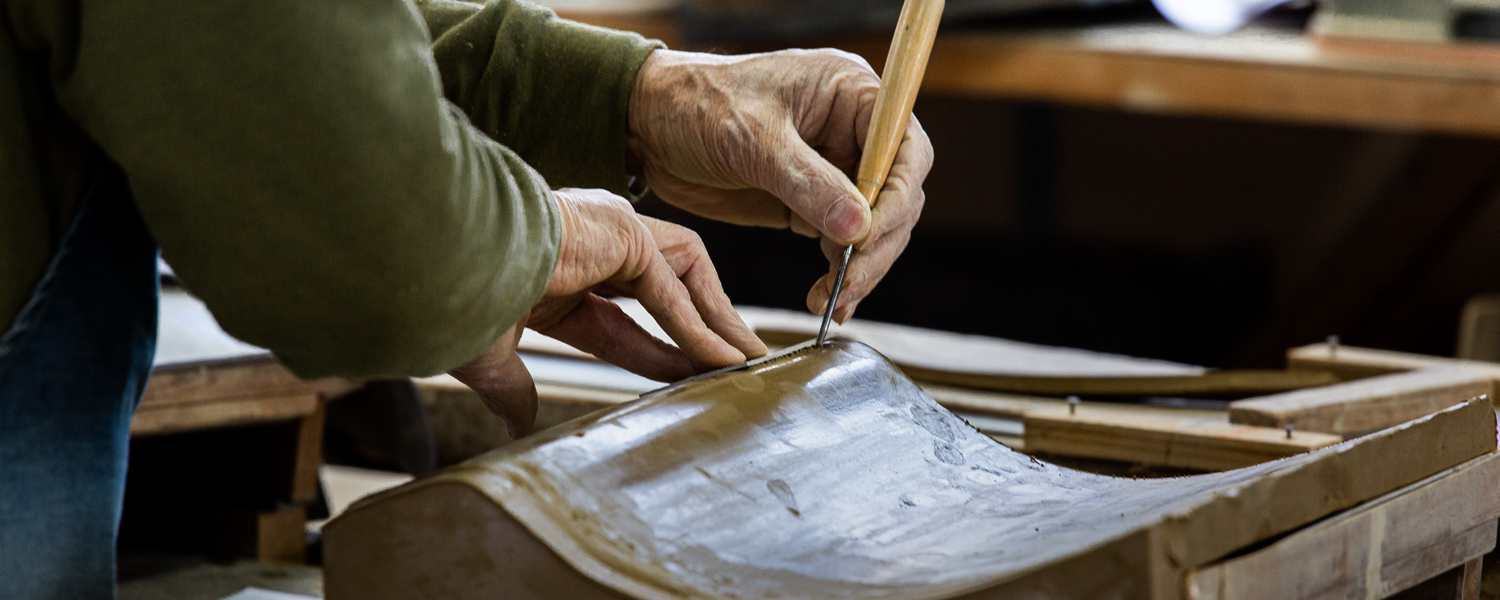 手作業でつくりあげる特注瓦